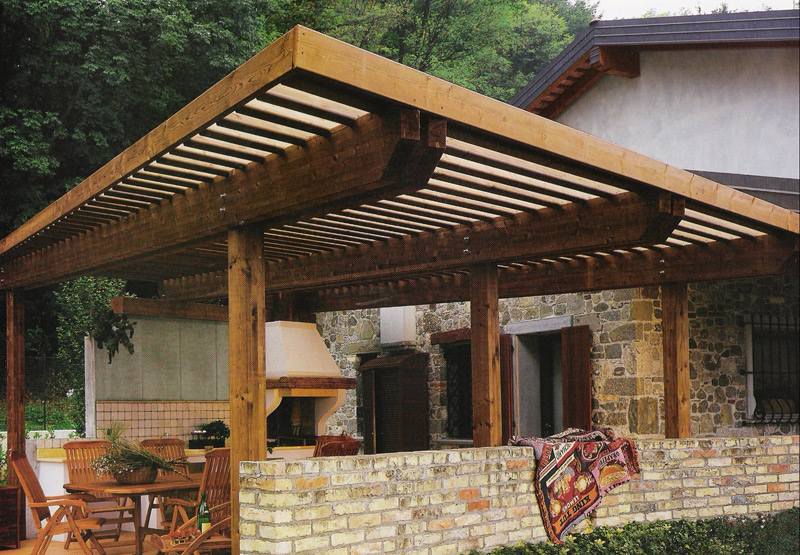 pergola u dvoristu